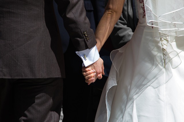 Manželský pár držící se za ruce