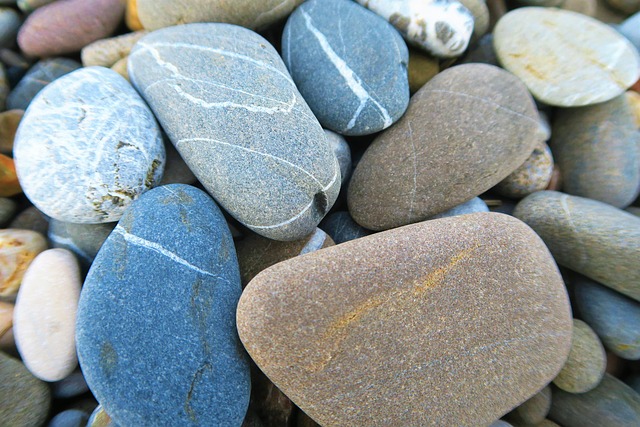 kameny na pláži